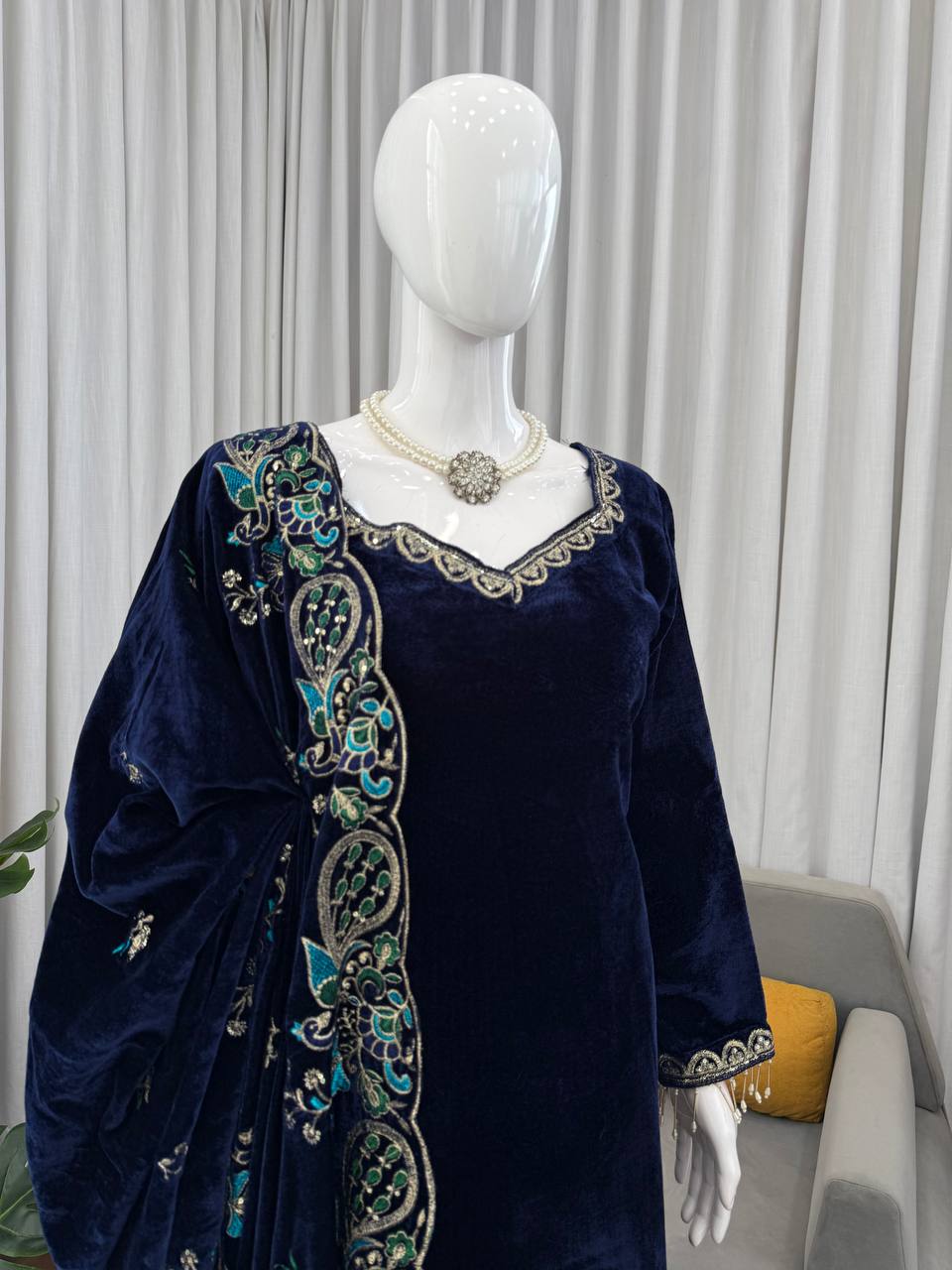 Majesty Navy Blue Velvet Kurta Set